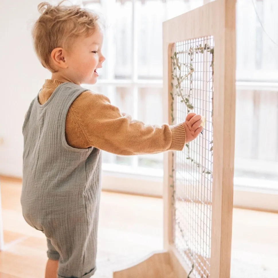 QToys Weaving Station